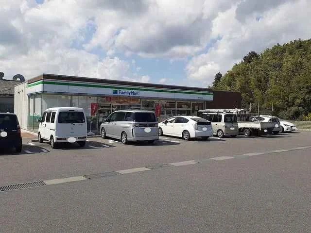 ファミリーマート　湖南下田口店まで650m