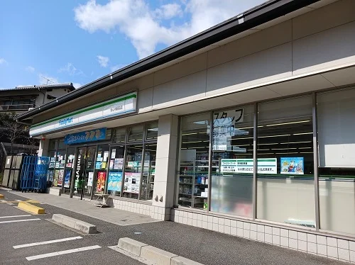 ファミリーマート　妙心寺駅前店まで550m