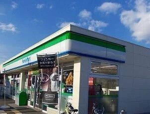 ファミリーマートまで620m