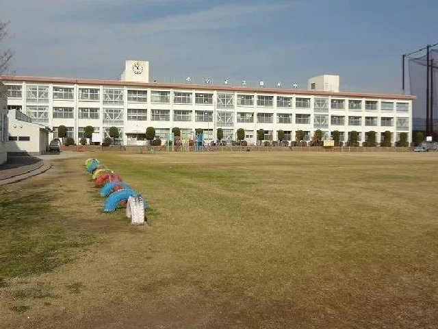 三田川小学校まで1400m