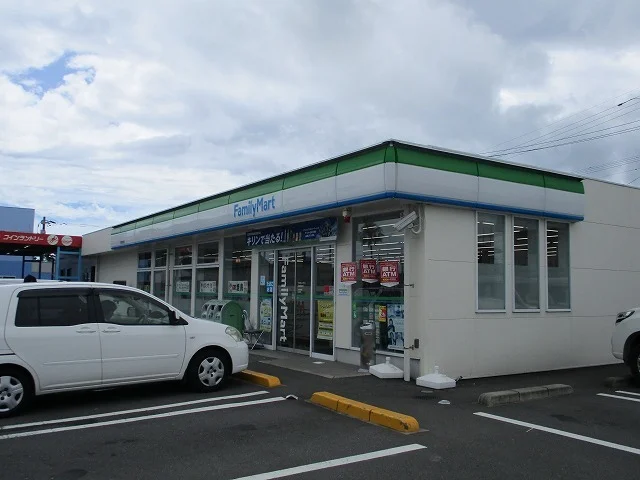 ファミリーマート宮崎港前店まで300m