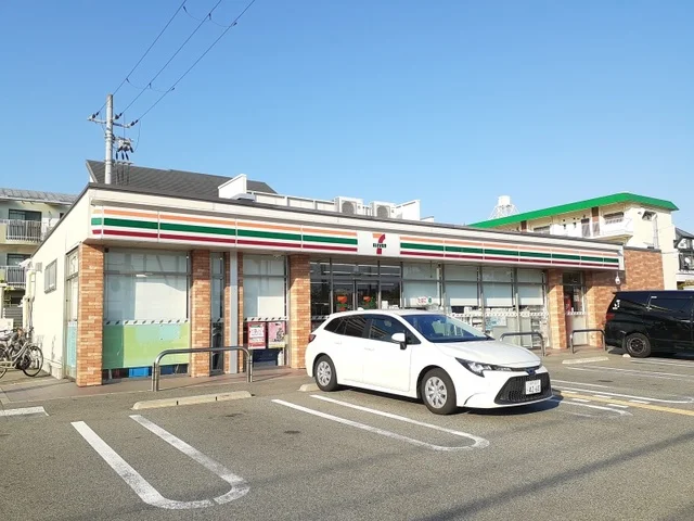 セブンイレブン　伊丹瑞ケ丘店まで300m