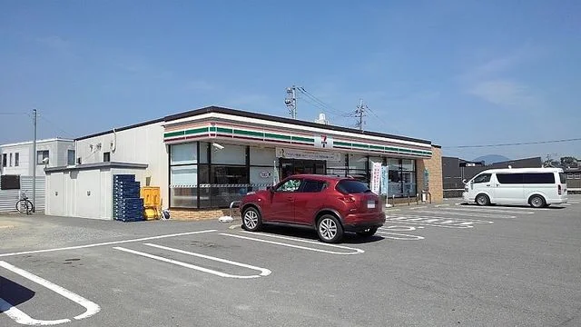 セブンイレブンまで700m