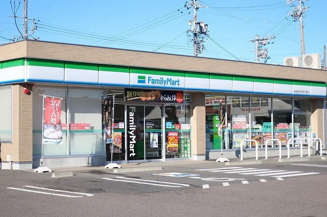 ファミリーマートまで210m