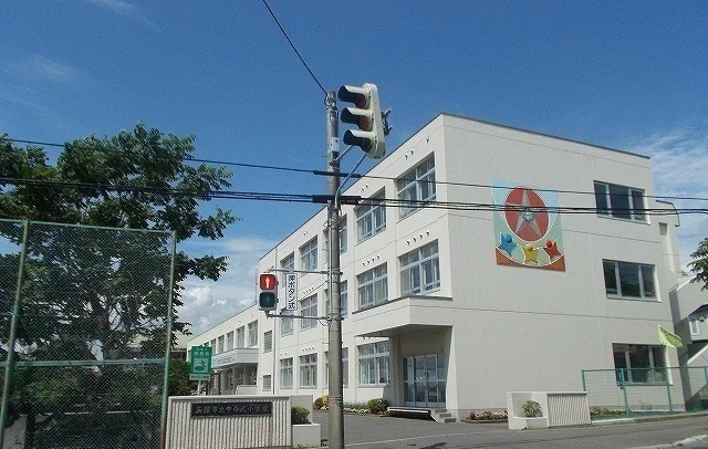 函館市立中の沢小学校まで260m