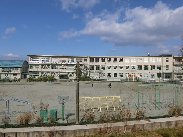 川並小学校まで1500m
