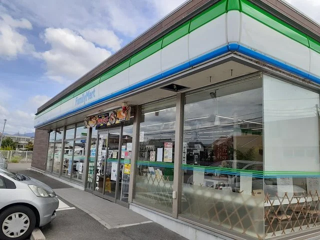 ファミリーマート岩出川尻店様まで500m