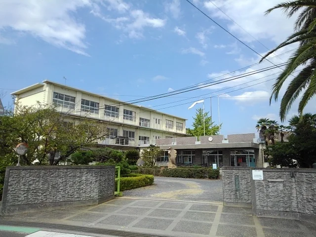 坂出市立林田小学校まで850m