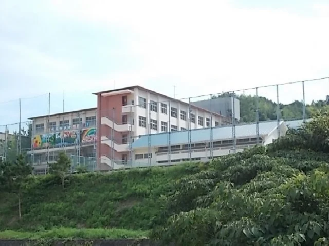 今治市立近見中学校まで2100m