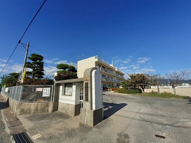 防府市立新田小学校まで796m