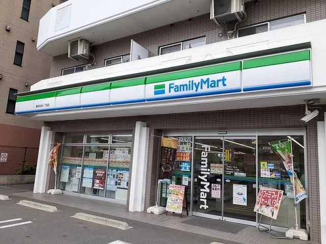 ファミリーマートまで53m