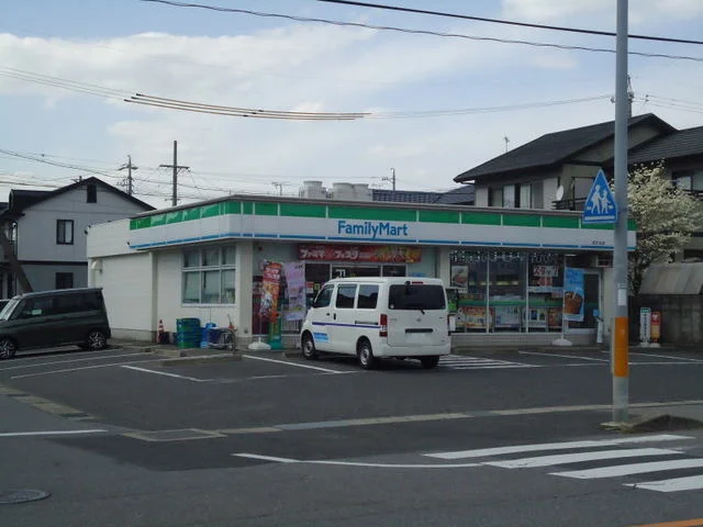 ファミリーマートまで200m