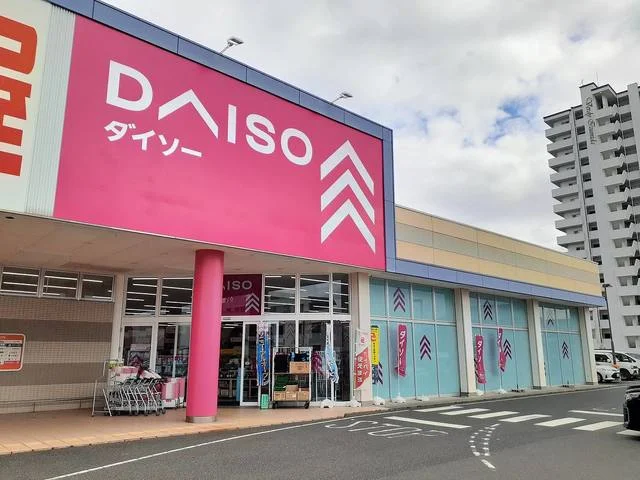 ダイソーリョービプラッツ泉田店まで950m
