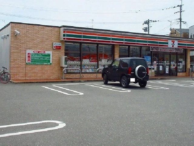 セブンイレブンまで810m