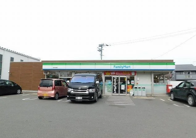 ファミリーマートまで60m