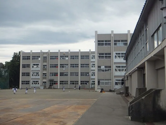 東本町小学校まで350m