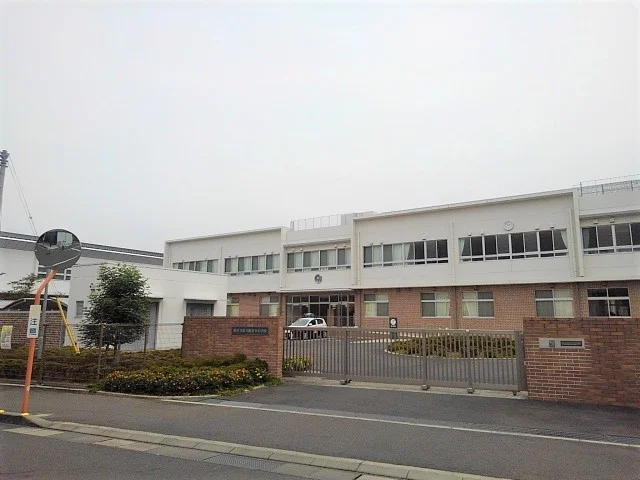 観音寺市立観音寺小学校まで2000m