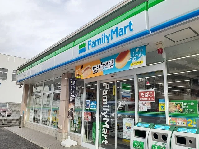 ファミリーマートまで614m