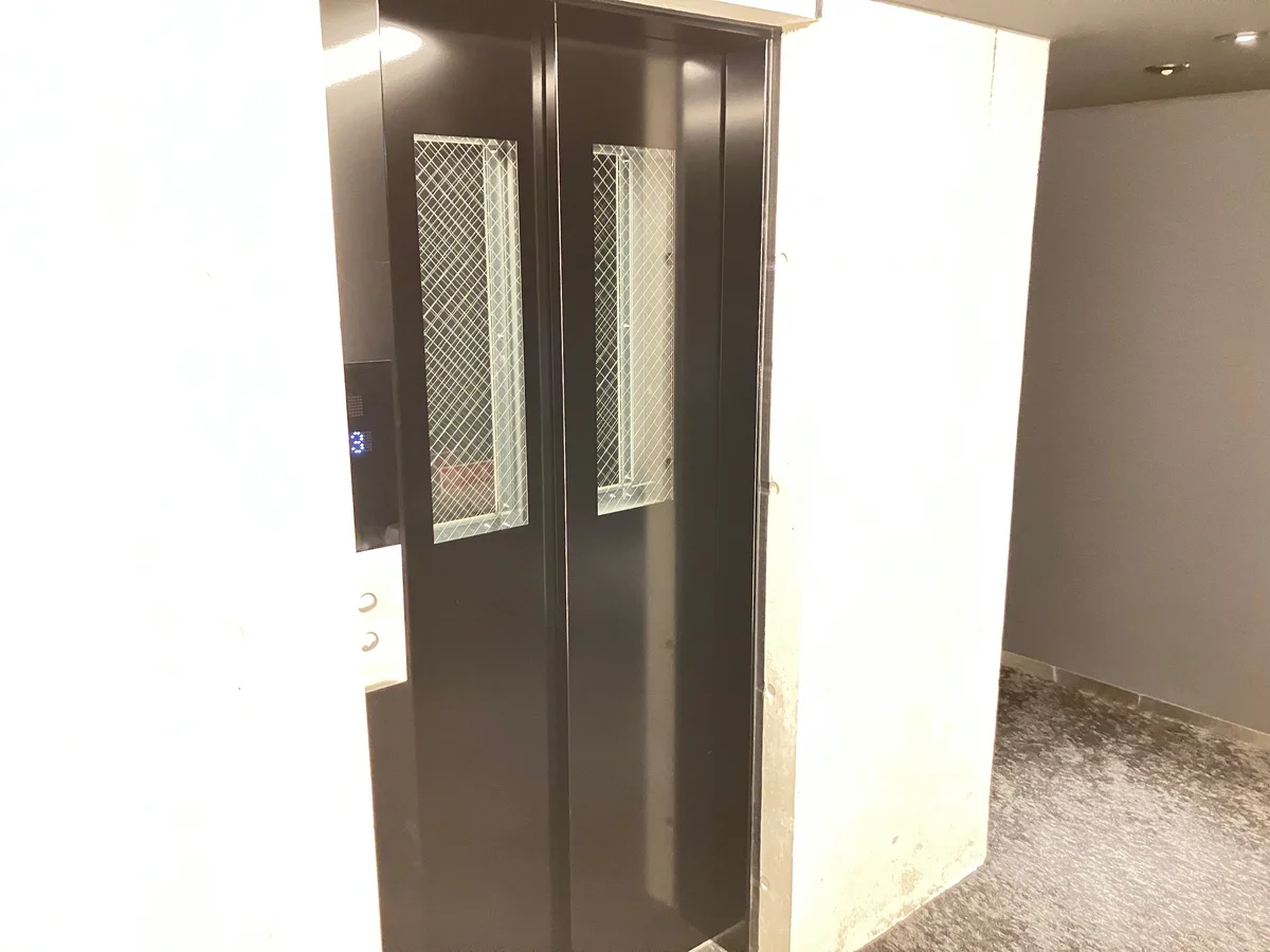 エレベーターを完備し、毎日の移動や荷物の持ち運びも快適。長期滞在や大きな荷物をお持ちの方にも安心してご利用いただける便利な設備です。