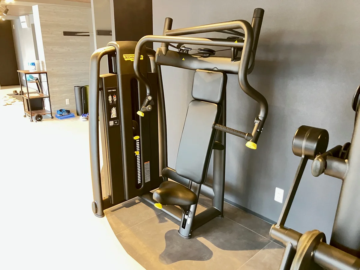 1階にはこだわりのスポーツジムエリアを完備。仕事終わりや休日にも気軽に利用でき、健康維持やリフレッシュをサポートする充実した共用スペースです。
