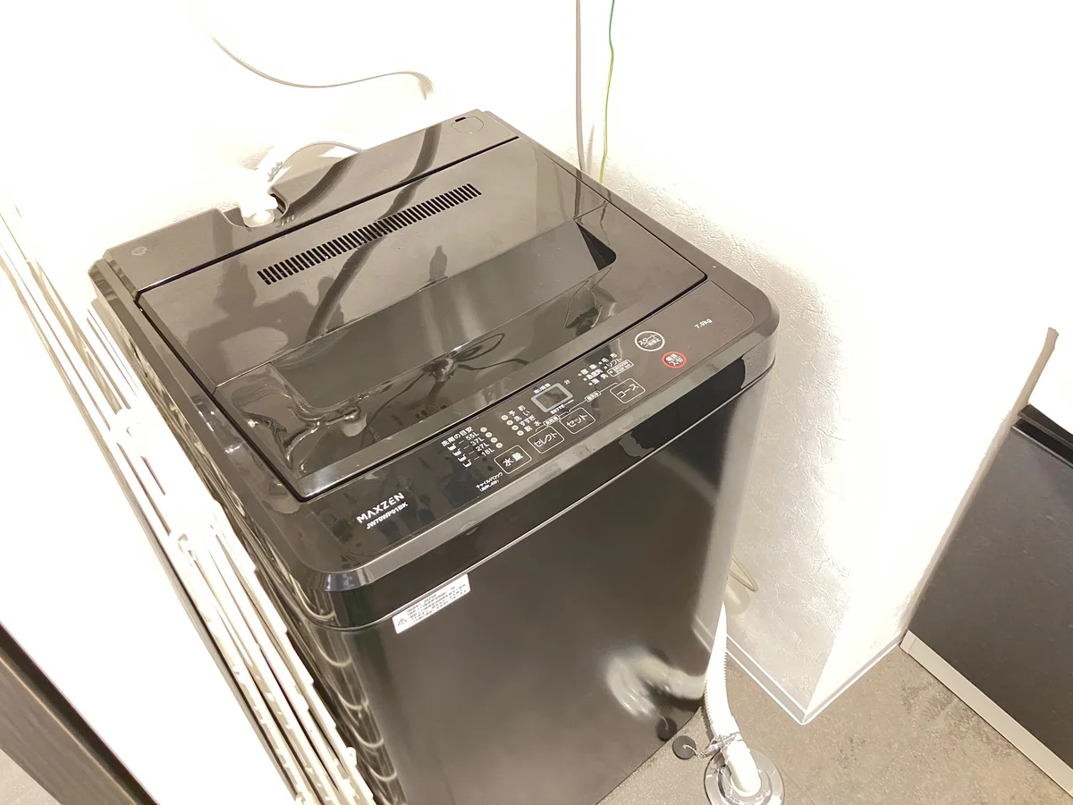 洗濯機を完備しており、毎日の洗濯もお部屋で手軽に対応可能。家具・家電が整った快適な住環境で、長期滞在や出張でも自宅のような便利で快適な暮らしを実現できます。