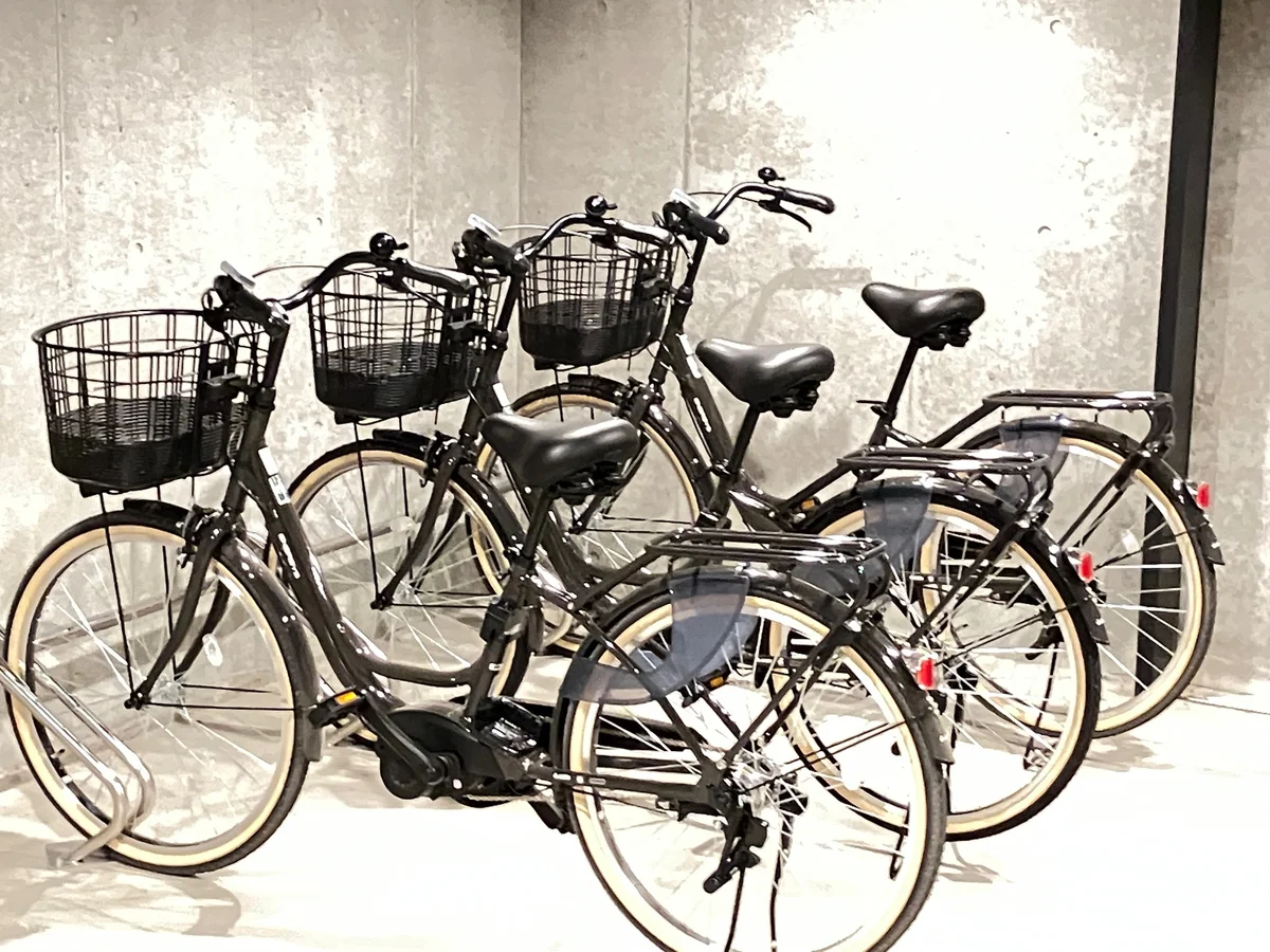 台数限定で電動自転車をご用意しております。周辺への買い物やお出かけ、日々の移動にも便利で、長期滞在をより快適にサポートする設備です。