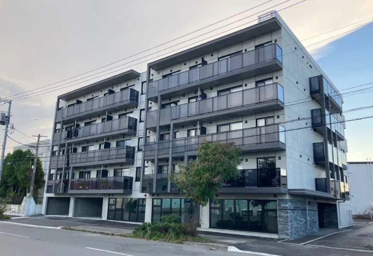 RC造（鉄筋コンクリート造）の5階建てマンション。耐久性や遮音性に優れた安心の構造で、長期滞在でも快適にお過ごしいただける住環境を整えています。