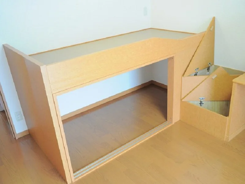 ベッドの下に大型収納あり。様々な用途に使えます♪