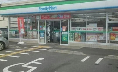 ファミリーマートまで210m
