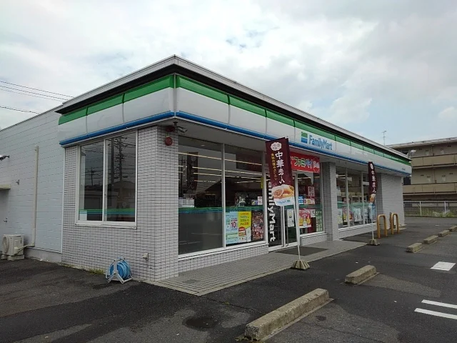 ファミリーマート生桑南店まで590m