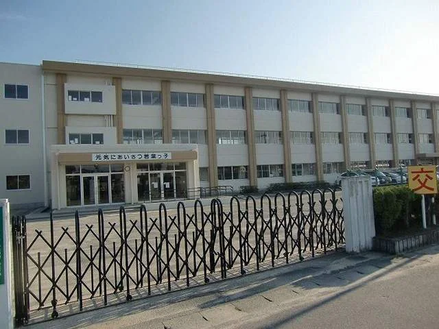 葉山東小学校まで1300m