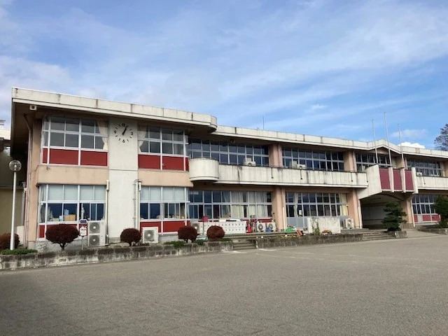 芳賀東小学校まで400m