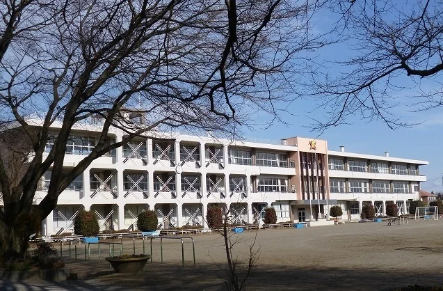 長田小学校まで990m