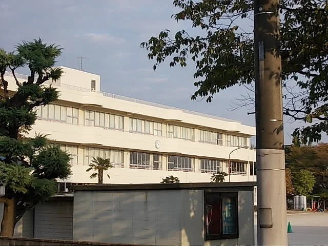 葉鹿小学校まで550m
