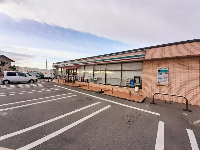 セブンイレブン伊勢崎富塚町店まで300m
