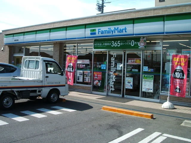 ファミリーマート 一色前新田店まで700m