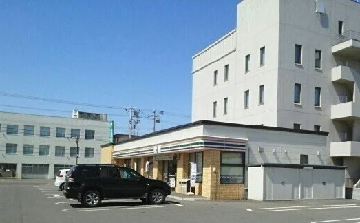 セブンイレブン栄町1丁目店まで750m