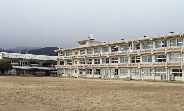 福島市立笹谷小学校まで2100m