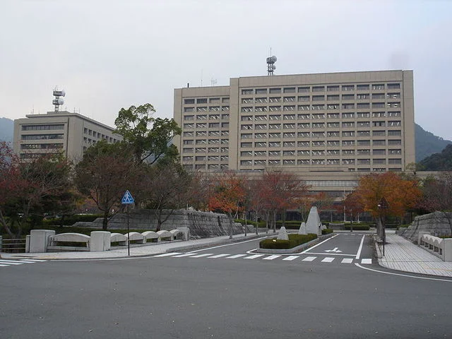 山口県庁まで1300m