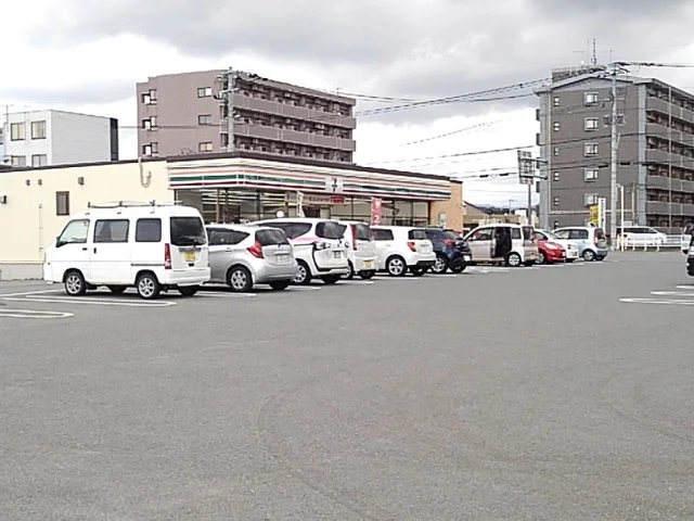 セブンイレブン八女本村店まで400m