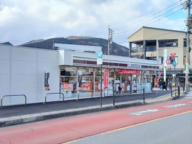 ローソン 湯布院駅前通り店まで500m