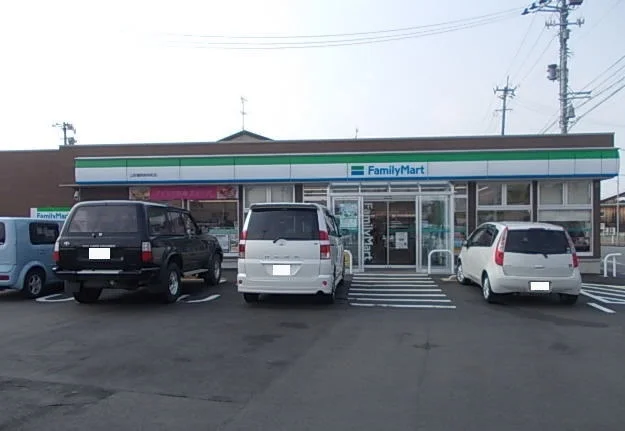 ファミリーマート　鶴岡美咲店まで450m