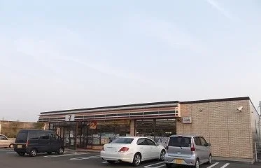 セブンイレブン燕八王寺店まで200m