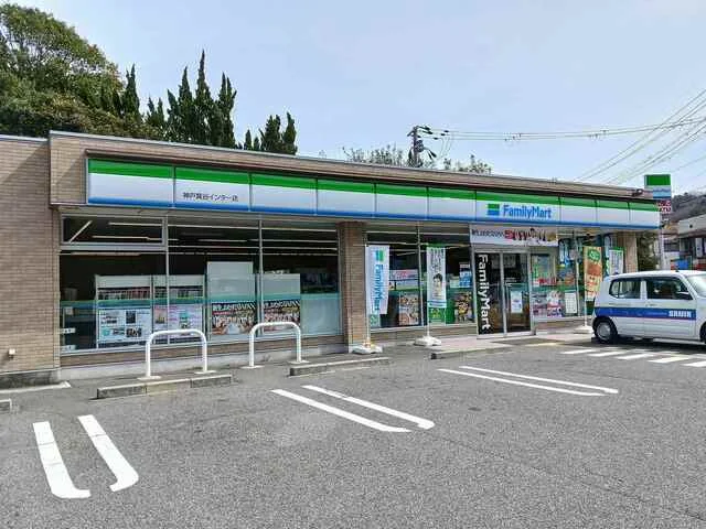 ファミリーマート様まで320m