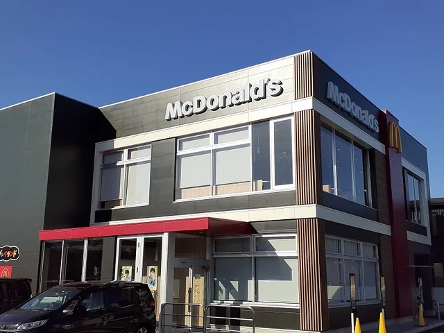 マクドナルド３号線南高江店まで900m