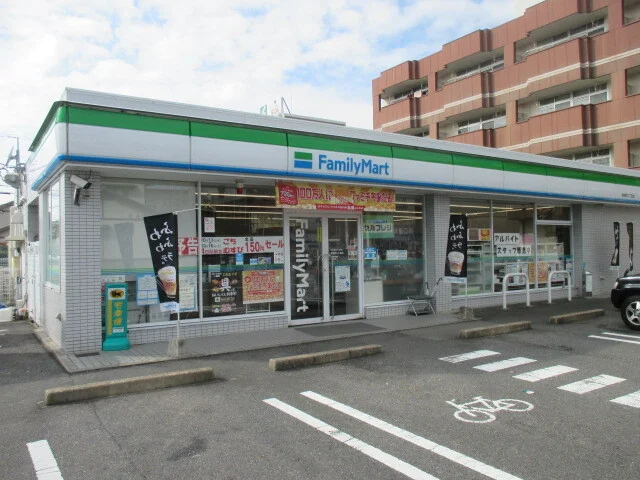 ファミリーマートまで600m