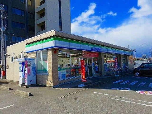 ファミリーマートまで700m