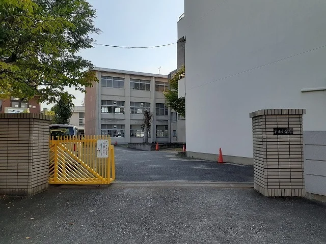 半田小学校まで400m