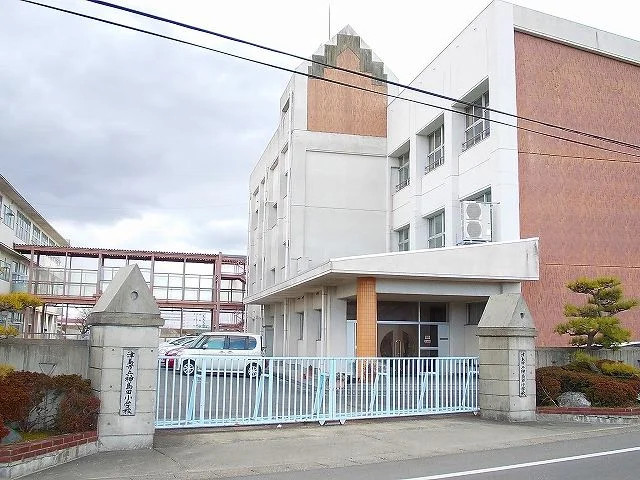 津島市立　神島田小学校まで1500m