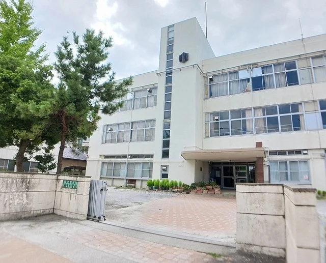 彦根市立城東小学校まで1180m